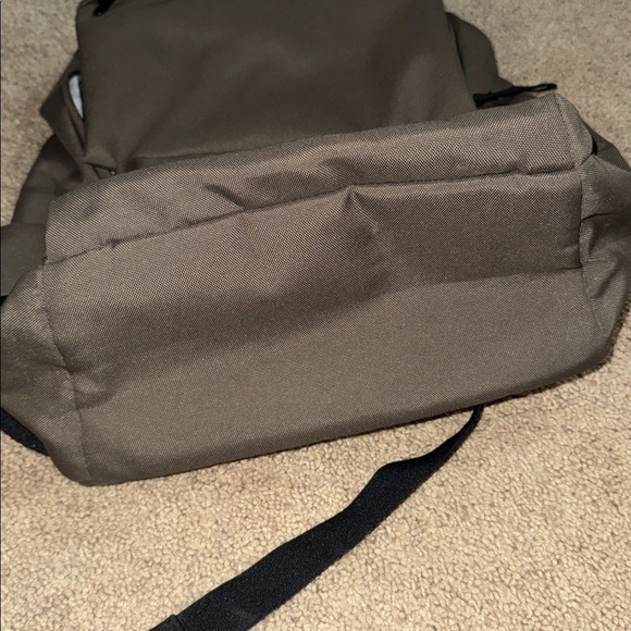 EVERLANE - The ReNew Transit Backpack - Picture 4 of 11